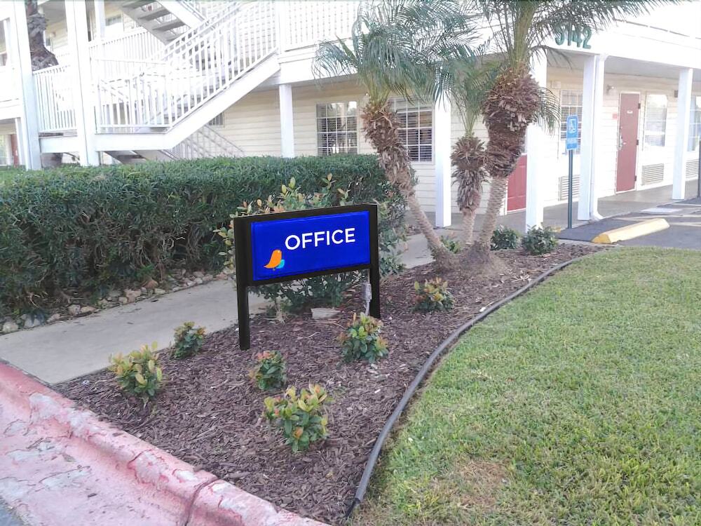 Intown Suites Extended Stay Select Corpus Christi Tx Bagian luar foto